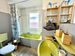 Kúpeľňa v ubytovaní Seppala charmant appartement + 20 fotografií