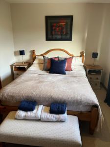 um quarto com uma cama com duas almofadas em Bonny Vista em Inverness