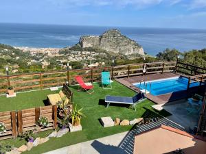 a house with a pool and a view of the ocean at B&B Roomantic & Piscina Idromassaggio in Cefalù