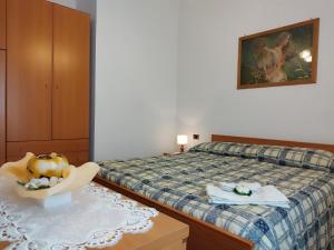 um quarto com uma cama e uma tigela de fruta numa mesa em Villa Salagona em Laggio