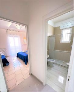 um quarto com uma casa de banho com uma cama e um WC em IL CENTRO DI GALLIPOLI em Gallipoli