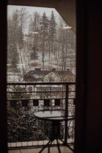 vista su un balcone con finestra e tavolo di Apartament Bukowa Mountain Wisla a Wisła