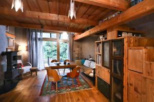 斯泰尔霍伊Atelier Eliska的客厅里有一张桌子和一张沙发