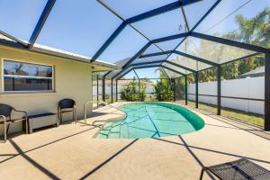 - une piscine dans une maison dotée d'un toit en verre dans l'établissement Sarasota House with Private Pool - 4 Mi to Beach!, à Sarasota