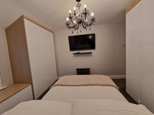 Postel nebo postele na pokoji v ubytování Lennon cottage