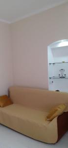 - un canapé avec deux oreillers dans l'établissement Центрові апартаменти, à Ivano-Frankivsk