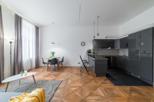 Exclusive apartment near Kafka's head في براغ: غرفة معيشة مع مطبخ وطاولة