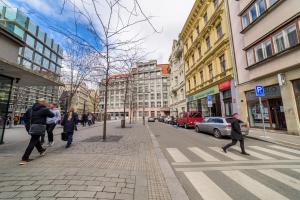 Exclusive apartment near Kafka's head في براغ: مجموعة من الناس يسيرون في شارع المدينة
