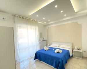 um quarto com uma cama com duas toalhas em IL CENTRO DI GALLIPOLI em Gallipoli
