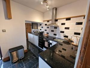 A kitchen or kitchenette at Lennon cottage