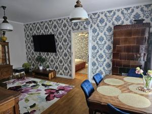 Televízia a/alebo spoločenská miestnosť v ubytovaní Apartament Wojciecha 9B 2 - Gdynia Śródmieście 70m2