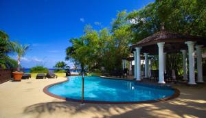 uma piscina com um gazebo em Crystal Cove Oceanfront/ 2 bedroom Condo em Ocho Rios