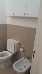 ein Badezimmer mit einem weißen WC und einem Waschbecken in der Unterkunft Departamento 1 dormitorio, espacioso y comodo. in Santiago del Estero