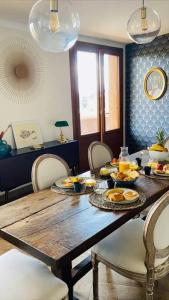 stół jadalny ze śniadaniem w obiekcie Magnifique appartement avec vue cité! w Carcassonne