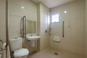 a bathroom with a toilet and a sink at Hotel Santos Dumont Aeroporto SLZ in São Luís