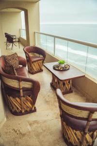 Χώρος καθιστικού στο 'Luxury Oceanfront Penthouse with Pools, Jacuzzis and Spectacular Ocean Views'