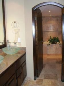 Ένα μπάνιο στο 'Luxury Oceanfront Penthouse with Pools, Jacuzzis and Spectacular Ocean Views'