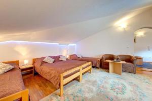 une chambre d'hôtel avec deux lits et un canapé dans l'établissement Apartments Stari most, à Mostar
