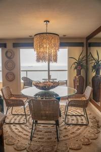Χώρος καθιστικού στο 'Luxury Oceanfront Penthouse with Pools, Jacuzzis and Spectacular Ocean Views'