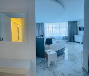 Televízia a/alebo spoločenská miestnosť v ubytovaní UJVARA HOTEL