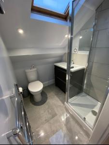 a bathroom with a toilet and a sink and a shower at Modern En-Suite Rooms Town Centre Self-Check In in Barnsley