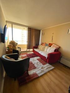 a living room with a bed and a couch at Rincones del Placer, un lugar repleto cariño in Valparaíso