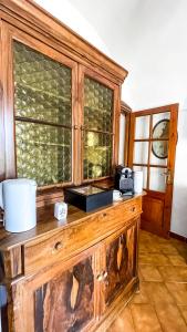 - une cuisine avec un comptoir en bois et une fenêtre dans l'établissement La Casa di Vasco Bussana Vecchia, à Sanremo