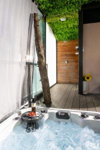 un jacuzzi con una mesa en el agua en Mobile Home JOY Porton Biondi, en Rovinj