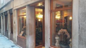 a store front with glass windows with a vase at Antico Panada in Venice