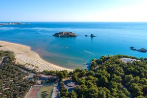 una vista aerea di una spiaggia in acqua di Gattarella Family Resort - Premium Half-Board à la carte a Vieste