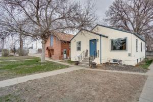 una casa blanca con una puerta azul en un patio en Pet-Friendly Torrington Vacation Rental Near River, en Torrington