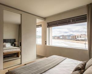 1 dormitorio con ventana y vistas a la calle en Hotel Ur Bare, en Zarautz