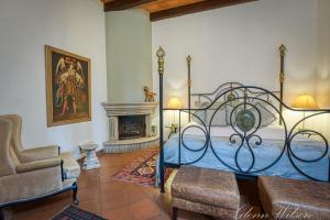 1 dormitorio con 1 cama y chimenea en San Rafael Hotel en Antigua Guatemala