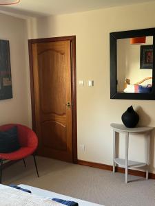 um quarto com uma porta, uma cadeira e um espelho em Bonny Vista em Inverness