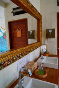 a bathroom with two sinks and a large mirror at Ventura Barra Grande in Barra Grande
