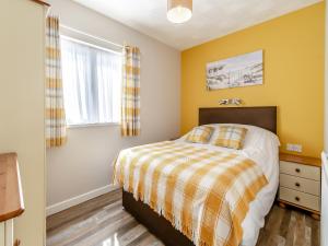 1 dormitorio con cama y ventana en Uk43574 - Fern Cottage, en Begelly