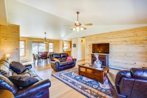ein Wohnzimmer mit Ledermöbeln und einem Kamin in der Unterkunft Cañon City Vacation Rental with Stunning Views! in Canon City