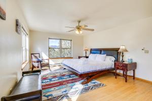 Schlafzimmer mit einem Bett und einem Deckenventilator in der Unterkunft Cañon City Vacation Rental with Stunning Views! in Canon City
