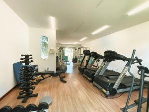 einen Fitnessraum mit Laufbändern und Kardiogeräten in einem Zimmer in der Unterkunft Villa Itaipava Resort & Conventions in Itaipava