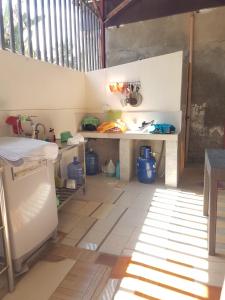- une cuisine avec un évier et une table dans une chambre dans l'établissement JZA Transient House, à Cagayán de Oro