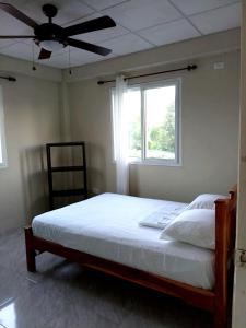 Een bed of bedden in een kamer bij Habitación privada a 8 minutos del Aeropuerto Tocumen