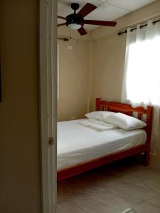 a bedroom with a bed with a ceiling fan at Habitación privada a 8 minutos del Aeropuerto Tocumen in Tapia Número Dos