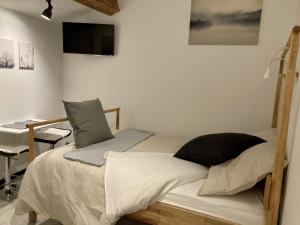 ein Schlafzimmer mit einem Etagenbett und einem Schreibtisch in der Unterkunft Studio Le Roof - Une vue splendide - Petit déjeuner inclus 1ère nuit - AUX 4 LOGIS in Foix