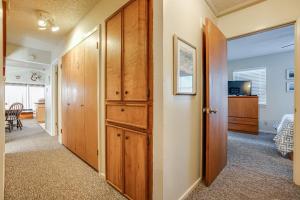 einen Flur mit einer Tür zum Wohnzimmer in der Unterkunft The Red House on Canyon Lake WATERFRONT in Canyon Lake
