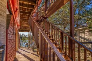 eine Holztreppe, die zu einem Haus führt in der Unterkunft The Red House on Canyon Lake WATERFRONT in Canyon Lake