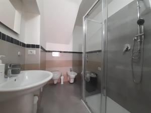 La salle de bains est pourvue d'une douche, d'un lavabo et de toilettes. dans l'établissement B&B Dal Duca Enrico, à Castelsardo