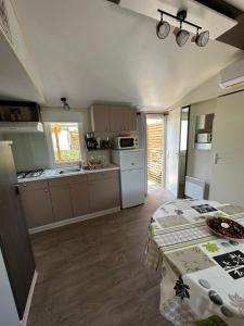 a small kitchen with a table in a room at Au p’tit bonheur in La Roque-dʼAnthéron