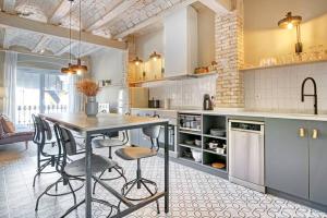a kitchen with a table and some chairs in it at Cozy Apartment in the Heart of the City in Valencia