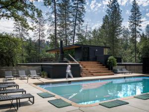 Bazén v ubytování AutoCamp Yosemite nebo v jeho okolí
