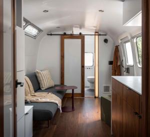 un soggiorno con divano e servizi igienici in una roulotte. di AutoCamp Yosemite a Midpines